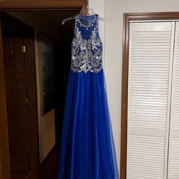 Dave & Johnny Dresses & Skirts - Dave & Johnny Gorgeous Blue Sequined Gown Size 1/2
